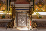 <center>Eglise des Réformés ou de saint-Vincent-de-Paul.</center>Les symboles des quatre évangélistes encadrent la porte du tabernacle. De gauche à droite, en haut : l'homme de st Matthieu ; l'aigle de st Jean. En bas : le lion de st Marc ; le taureau de st Luc. Sur la porte du tabernacle, deux oiseaux s'abreuvent à une coupe, derrière laquelle s'élèvent une croix et des épis de blé et des pampres de vigne.