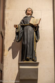 <center>Eglise des Réformés ou de saint-Vincent-de-Paul. </center>Statue encadrant la porte principale. Saint Nicolas de Tolentino, premier saint patron de la paroisse, protecteur des opprimés, des enfants et des mères.