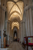 <center>Eglise des Réformés ou de saint-Vincent-de-Paul. </center>Bas-côté gauche. Les deux bas-côtés se terminent par une chapelle car cette  église  malgré ses dimensions, ne comporte pas de déambulatoire. Au fond, chapelle Notre-Dame de Tout-Pouvoir.