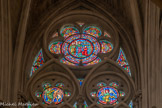 <center>Eglise des Réformés ou de saint-Vincent-de-Paul. </center>Vitraux de la nef, à gauche. En bas Adam et Eve chassés du Paradis. En haut, l'inscrption : Abraham en vit trois et en adora un seul.