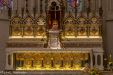 <center>Eglise des Réformés ou de saint-Vincent-de-Paul. </center>Le chœur. Le bas du maître-autel comprend six arcatures ornées  d'émaux et  de pierreries sur un fond niellé d'or. Ces arcades  reposent sur une  double colonne en lapis-lazuli.  Entre  les  colonnes : les  statues  des  12 Apôtres choisis par Jésus, en bronze doré, face à face, deux par deux. Les boiseries du tabernacle, offertes par le consul de France à Jérusalem, proviennent  d'oliviers  de Gethsémani, lieu de l’agonie du Christ à Jérusalem. De part et d'autre du tabernacle, des émaux représentent des scènes de l'Ancien Testament. Au-dessus, dans les frontons, des scènes de la vie du Christ.