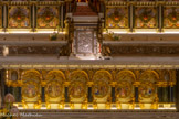 <center>Eglise des Réformés ou de saint-Vincent-de-Paul. </center>Le chœur. Au pied des colonnes en lapis-lazuli, les statues des douze apôtres, en bronze doré, assis face à face, deux par deux. Dans les médaillons sont représentées des scènes bibliques.