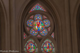 <center>Eglise des Réformés ou de saint-Vincent-de-Paul. </center>Les vitraux derrière le maître-autel. Le Christ, à sa droite un ange emmène un roi vers le Paradis, à sa gauche, un démon emmène un homme vers l'Enfer.