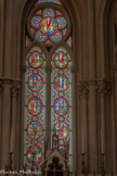 <center>Eglise des Réformés ou de saint-Vincent-de-Paul. </center>Les vitraux derrière le maître-autel. Troisème médaillon à gauche : Moïse faisant jaillir l'eau du rocher. Au-dessus, Moïse et le serpent d'airain. Un homme est sauvé de l'enfer en se dirigeant vers l'Eglise. A droite, de haut en bas : le sacrifice d'Abraham ; le portement de la croix ; la crucifixion, un ecclésiastque recueillant le sang de Jésusc; la Résurrection..
