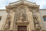 <center>Eglise Saint Théodore.</center>Au-dessus de la grande porte une statue de la Sainte Vierge est placée dans une niche. De chaque côté, mais un peu en dessous, se trouvent deux statues : à droite celle de saint Louis tenant la couronne d'épines et à gauche celle de Saint Louis d’Anjou, évêque de Toulouse (ou St Théodore bénissant la ville de Bagnasco). Ces trois statues datent de 1857 et sont des œuvres du sculpteur italien Bagnasco ; elles remplacent les statues  d’origine sculptées par Garavasque et détruites en 1794.