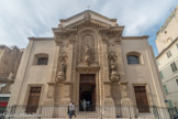 <center>Eglise Saint Théodore.</center>La façade Renaissance est ornée de quatre pilastres surmontés d'un fronton triangulaire de chaque côté duquel se trouvent deux pots à feu. Au-dessus de la grande porte une statue de la Sainte Vierge est placée dans une niche. De chaque côté, mais un peu en dessous, se trouvent deux statues : à droite celle de saint Louis tenant la couronne d'épines et à gauche celle Saint Louis d’Anjou, évêque de Toulous ou de saint Théodore). Le portail est de fin XVIII. Le cloître était à droite.