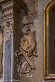 <center>Eglise Saint Théodore. </center>Autel de saint Joseph. En bas, les symboles des trois vertus théologales : la foi (croix), l'espérance (ancre) et la charité (coeur enflammé).