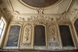 <center>Eglise Saint Théodore. </center>Les stucs sont d’époque Louis XV, du XVIIIe. On peut voir des médaillons avec les bras croisés, dans les angles des encensoirs desquels s’échappe de la fumée