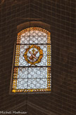 <center>Eglise Saint Théodore. </center>Vitraux de la nef, à droite. Les deux bras et la croix.