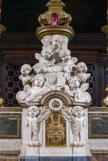 <center>Eglise Saint Théodore. </center>Le tabernacle est surmonté de têtes d'anges, sa porte dorée est encadrée par deux anges en marbre.