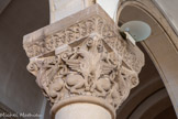 <center>Eglise de Sainte Marguerite.</center>Chapiteau du bas-côté droit, en partant de l'entrée vers l'abside. Tous les chapiteaux sont différents et imitent le style roman. ils présentent des motifs d'animaux fantastiques ou de végétaux stylisés.