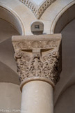 <center>Eglise de Sainte Marguerite.</center>Chapiteau du bas-côté gauche, en partant de  l'abside vers l'entrée. Tous les chapiteaux sont différents et imitent le style roman. ils présentent des motifs d'animaux fantastiques ou de végétaux stylisés.
