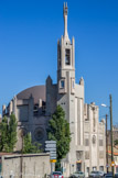 <center>L'église Saint-Louis.</center> La tour carrée comporte trois étages auxquels s'ajoute le clocher et l'ange colossal. Sa hauteur totale est de 40 m