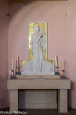 <center>L'église Saint-Louis.</center> Le bas-relief est en marbre de Carrare sur fond de mosaïque d'or.