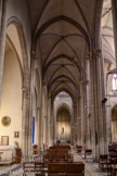 <center>L'église Saint-Michel-Archange </center> Collatéral de gauche avec l'abside terminale et les chapelles à gauche.