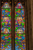 <center>L'église Saint-Michel-Archange </center>Deuxième verrière de droite. Anges portant les attributs de la Passion : la Couronne d'épines, le ciboire et l'ostie, INRI et la la lance et l'èponge.