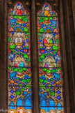 <center>L'église Saint-Michel-Archange </center>Deuxième verrière de gauche. Anges portant les attributs de la Passion : la Colonne, le voile de sainte Véronique, les clous et la croix.