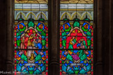 <center>L'église Saint-Michel-Archange </center>Deuxième verrière de gauche. Deux scènes de l’Ancien Testament. Melchisédech dans la prière eucharistique et Moïse présente les Tables de la Loi.