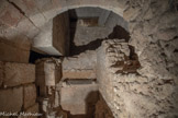 <center>L'accès latéral au vestibule paléochrétien. </center>A gauche, la fondation de la tour d'Isarn. A droite, un mur afin d'aménager un cheminement obligé vers le sanctuaire proprement dit. Au fond, des sarcophages disposés par strates.