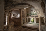 <center>La chapelle Saint Lazare.</center>Au XIe siècle, un nouvel espace, toujours  creusé dans le rocher, agrandit le cubiculum vers le sud.
Il est doté d'une entrée méridionale, au XIIIe siècle, qui introduit dans un tout petit vestibule. Celui-ci donnait accès, par un arc en croissant de lune marqué d'une croix, à un espace organisé comme un sanctuaire à trois nefs, sur le modèle des plus anciennes cryptes romanes. Les nefs latérales étaient fictives. L'autel se trouvait probablement à l'aplomb de l'autre croix gravée au milieu plafond. La nef centrale était composée d'une seule travée délimitée par quatre colonnettes.