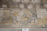 <center>Sarcophage du Christ en gloire.</center>Dans le compartiment central, le Christ trône dans une gloire circulaire accostée de palmiers, qui évoquent le Paradis, et tenue par deux anges volant de profil.