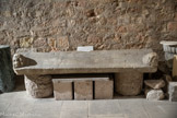 <center>Couvercle du sarcophage de la « noble Eugenia » (Ve - VIe siècle)</center>Ce couvercle de sarcophage antique en bâtière et en marbre, orné de deux acrotères d’angle en forme de têtes humaines, a été remployé pendant l’Antiquité tardive pour recevoir l’éloge d’une notable. Il s’agit d’un poème en distiques élégiaques : sept couples de vers composés chacun d’un pentamètre et d’un hexamètre qui sont gravés à la suite sur une seule ligne, une feuille de lierre indiquant la séparation entre les vers, tandis qu’une autre feuille marque la fin de la ligne.
En indiquant que la défunte a « rassasié les affamés », « délivré les captifs de leurs chaînes » et « rendu les exilés à leurs familles », il présente sa vie comme une sorte d’« imitation de Jésus-Christ ». Ces expressions calquent en effet celles du texte d’Isaïe que Jésus a repris au début de sa mission pour annoncer que le Royaume de Dieu était proche.