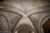 <center>L'abbaye Saint-Victor.</center>Hall d'entrée dans la tour d'Isarn. Voûtement sur croisée d'ogives.  Il illustre l'usage des premiers de ce type d'époque romane, et qui a reçu le nom de 