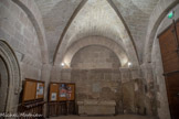 <center>L'abbaye Saint-Victor.</center>Hall d'entrée dans la tour d'Isarn. La présence de sépultures médiévales permet de proposer pour cette salle un usage médiéval comme chapelle funéraire. Au-dessus du sarcophage, une plaque de marbre du XIXe siècle porte une inscription latine qui commémore des Pisans morts dans un combat contre les sarrasins à Majoque en 1114 et dont les corps auraient été transportés à Saint-victor.