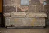 <center>L'abbaye Saint-Victor.</center>Hall d'entrée dans la tour d'Isarn. SARCOPHAGE DE L'ANASTASIS OU D'ARDUINUS. Cette cuve donne l'exemple d'un réemploi médiéval authentique. Sa face principale est divisée en cinq compartiments inégaux : celui du centre, occupé par une croix pattée sculptée en faible relief, est accosté de deux longs panneaux ornés de strigiles, tandis que les panneaux, extrêmes, plus étroits, sont sans décor (inachevés ?). Lui est associé un couvercle à acrotères, en pierre de La Couronne, complété par une dalle fruste. Sur la pente de la bâtière opposée à la face décorée a été gravée l'inscription médiévale Hic requiçscit Ardu in us Monachus (Ici repose le moine Arduin).