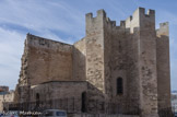 <center>Le chevet.</center>Commencé en 1363, pour la mise en défense lors de la Guerre de Cent Ans, les travaux son dus à l'abbé de Grimoard. L'abside polygonale est munie de puissants contreforts et percée d'archères. A gauche, au pied da l'abside, la sacristie. Au-dessus naissance de l'enceinte appuyée sur le transept sud.