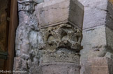 <center>L'abbaye Saint-Victor.</center>Hall d'entrée dans la tour d'Isarn. Chapiteau de la colonne engagée à droite de l'entrée de l'église.