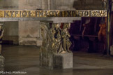 <center>L'abside. </center>Sur la frise de bronze qui borde la table, en grec : « Un seul Seigneur, Jésus-Christ ». Les satues : Saint Victor et saint Pierre.