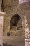 <center>La nef médiévale. </center>Dans la nef des crypte , face à l'accès médiéval de la chapelle, a été aménagé au Moyen Âge un enfeu qui abrite un sarcophage antique, dit « des saints Chrysanthe et Darie ».
