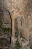 <center>La chapelle Saint Lazare.</center>Une des colonettes, authentique, est ornée d'un masque figurant un abbé.