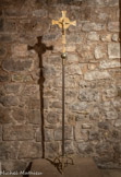 <center>La crypte.</center>Un crucifix.