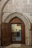 <center>L'abbaye Saint-Victor.</center>Hall d'entrée dans la tour d'Isarn. Porte d'entrée de la chapelle du Saint-Sacrement (XIVe), aux voussures décorées.