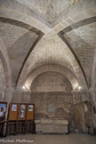 <center>L'abbaye Saint-Victor.</center>Hall d'entrée dans la tour d'Isarn. Voûtement sur croisée d'ogives.