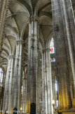 <center>Saint Eustache</center> L'église Saint-Eustache relève stylistiquement du gothique flamboyant et du style Renaissance. Elle impressionne tout particulièrement le visiteur par la hauteur de sa nef (33 m) supérieure à celle de Notre-Dame (29 m).