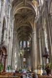 <center>Saint Eustache</center> L'église Saint-Eustache s'articule autour d'une nef à cinq vaisseaux et d'un transept non saillant. Elle est flanquée de bas-côtés doubles, d'un chœur entouré d'un double déambulatoire et de 24 chapelles. Au fond, le maître-autel, œuvre de Baltard.