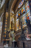 <center>Saint Eustache</center> Chapelle de la Crucifixion, vitrail du XIXe siècle. A gauche, saint François d'Assise, à droite, saint Antoine de Padoue.