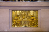 <center>L'église Saint-Paul-Saint-Louis</center>Bas-relief en bronze doré : «Les Pèlerins d'Emmaüs» par François Auguier (1604-1669) sur le maître-autel moderne.