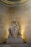 <center>L'église Saint-Paul-Saint-Louis</center>Statue en marbre «La Vierge de douleur» de Germain Pilon ( 1540-1590). Commandée par Catherine de Médicis, pour faire partie d’un ensemble dans la rotonde des Valois à la basilique Saint-Denis, cette sculpture est considérée comme une œuvre maîtresse de l’artiste.  Cette statue n'est pas une Pietà puisque la Vierge ne tient pas le corps de Jésus. Cependant les plis du drapé donne bel et bien l'impression que le corps est là. De même, le regard de la Vierge semble dirigé vers le corps absent. On notera les doigts particulièrement longs et effilés, révélant l'influence du maniérisme italien et du Pramatice.