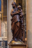 <center>Église Notre-Dame-de-Lorette. </center> Statue en chêne de la Vierge à l'Enfant
par Jean-Jacques Elshoëcht (1797-1856). Elle ornait le banc d'œuvre qui occupait ce même emplacement. Ce meuble était destiné à accueillir les membres de la Fabrique durant les offices. La pose de la Vierge est élégante. Elle écrase le serpent à ses pieds, les chairs de l'Enfant sont délicates.