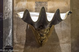 <center>Église Notre-Dame-de-Lorette. </center> Les bénitiers de l'église sont des valves de tridacne géant, reposant sur des têtes.