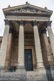 <center>Église Notre-Dame-de-Lorette. </center>l’église se signale par un monumental portique de quatre colonnes corinthiennes surmonté d'un fronton . La devise Liberté, Égalité, Fraternité au-dessus de l'entrée principale a été rajoutée en 1902.