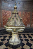 <center>Église Saint-Roch. </center> Chapelle des Fonts Baptismaux. Cuve baptismale (1845) : en marbre avec un couvercle en cèdre. Le dessus de la cuve est en métal, enrichie de têtes d'angelots.