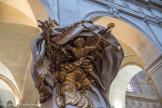 <center>Église Saint-Roch. </center> L'abat-son (style baroque) est l'œuvre de Simon Challe, XVIIIe, mmense draperie tournoyante, soulevée par la Vérité tenant une trompette et soulevant le voile de l’Erreur.