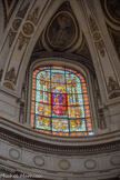 <center>Église Saint-Roch. </center> Vitrail du chœur. La Vierge.
