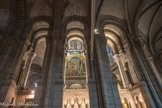 <center>Basilique du Sacré-Cœur de Montmartre </center>   enfin, à droite, le Pape Léon XIII (qui tend le globe) consacrant le genre humain au Sacré-Cœur. Il est suivi par des personnages symbolisant les cinq continents.