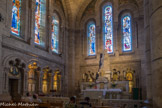 <center>Basilique du Sacré-Cœur de Montmartre </center> Chapelle de  la Vierge ou chapelle du Saint-Cœur-de-Marie avec une statue de Notre-Dame de la Paix de Gustave Crauk, surmontant un autel en marbre de Carrare.